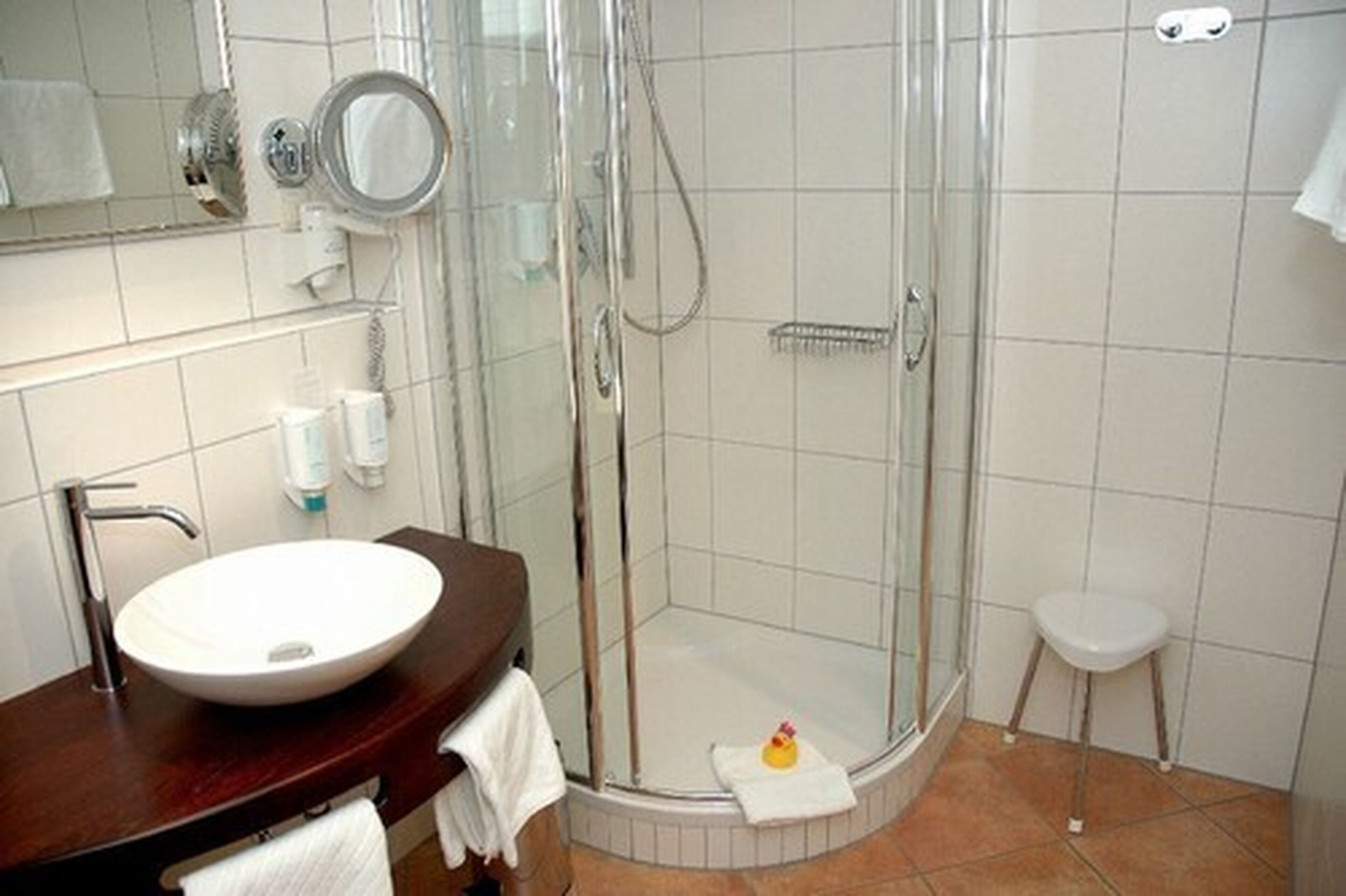 shower, free toiletries, hair dryer, towels