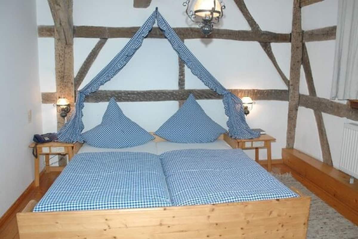 Premium bedding, desk, laptop workspace, free cots/infant beds