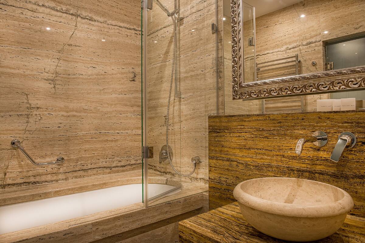 deluxe double room, 1 double bed, accessible, pool view | bathroom | free toiletries, dressing gowns, slippers, towels