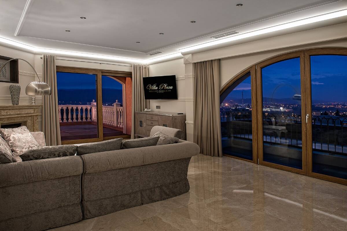 presidential apartment, multiple beds, accessible, city view | city view