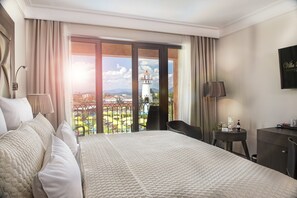 Chambre Double Deluxe, 1 lit double, accessible aux personnes à mobilité réduite, vue piscine | Vue de la chambre