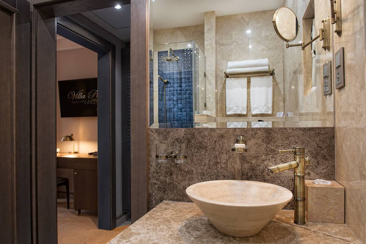 double or twin room, accessible, hill view | bathroom shower