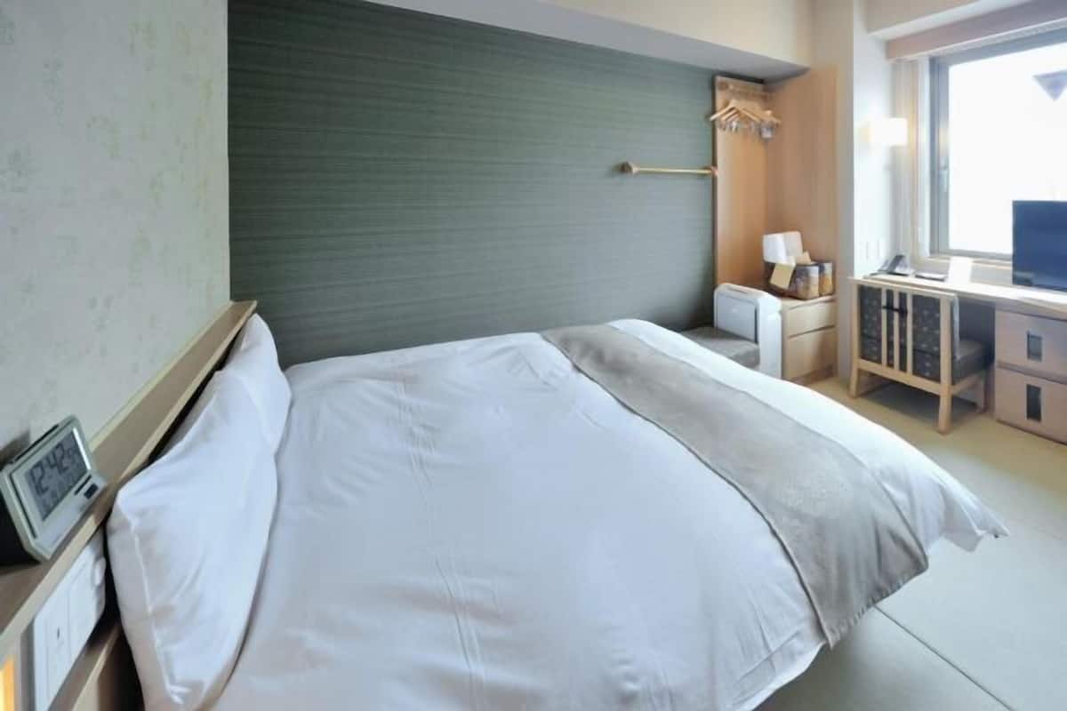 In-room safe, individually decorated, individually furnished, desk