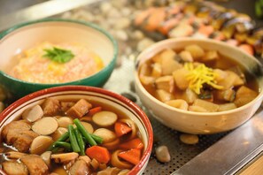 Tres tazones de sopa con diferentes ingredientes.