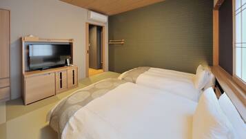 Una habitación de hotel con cama, televisión y armario.