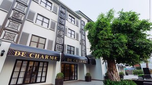 Un edificio con dos entradas identificadas con la señalización “DE CHARME”.