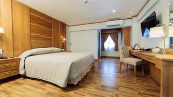 Deluxe Room | Minibar, in-room safe, desk, blackout curtains