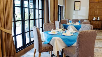 Breakfast, lunch, dinner served; international cuisine