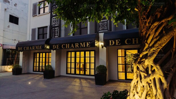 El exterior del Hotel De Charme, con su fachada distintiva y entrada.