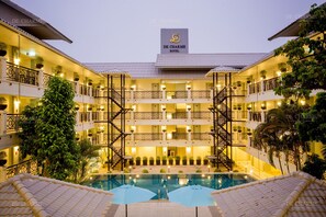 Outdoor pool, pool umbrellas, pool loungers - De Charme Hotel (Chiang Mai)