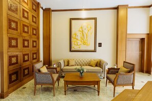 Lobby sitting area - De Charme Hotel (Chiang Mai)