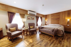 Deluxe Suite | Living area | 32-inch LCD TV with cable channels, TV - De Charme Hotel (Chiang Mai)