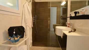 Studio (Terrace) | Bathroom | Shower, free toiletries, hair dryer, slippers