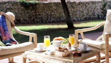 Daily cooked-to-order breakfast (EUR 13 per person)