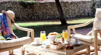Daily cooked-to-order breakfast (EUR 13 per person)