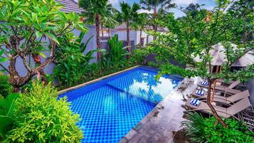 Una piscina al aire libre