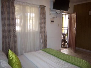 Meja kerja dan tempat tidur bayi (biaya tambahan)