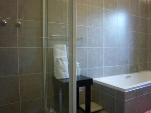 Combined shower/tub, towels, shampoo