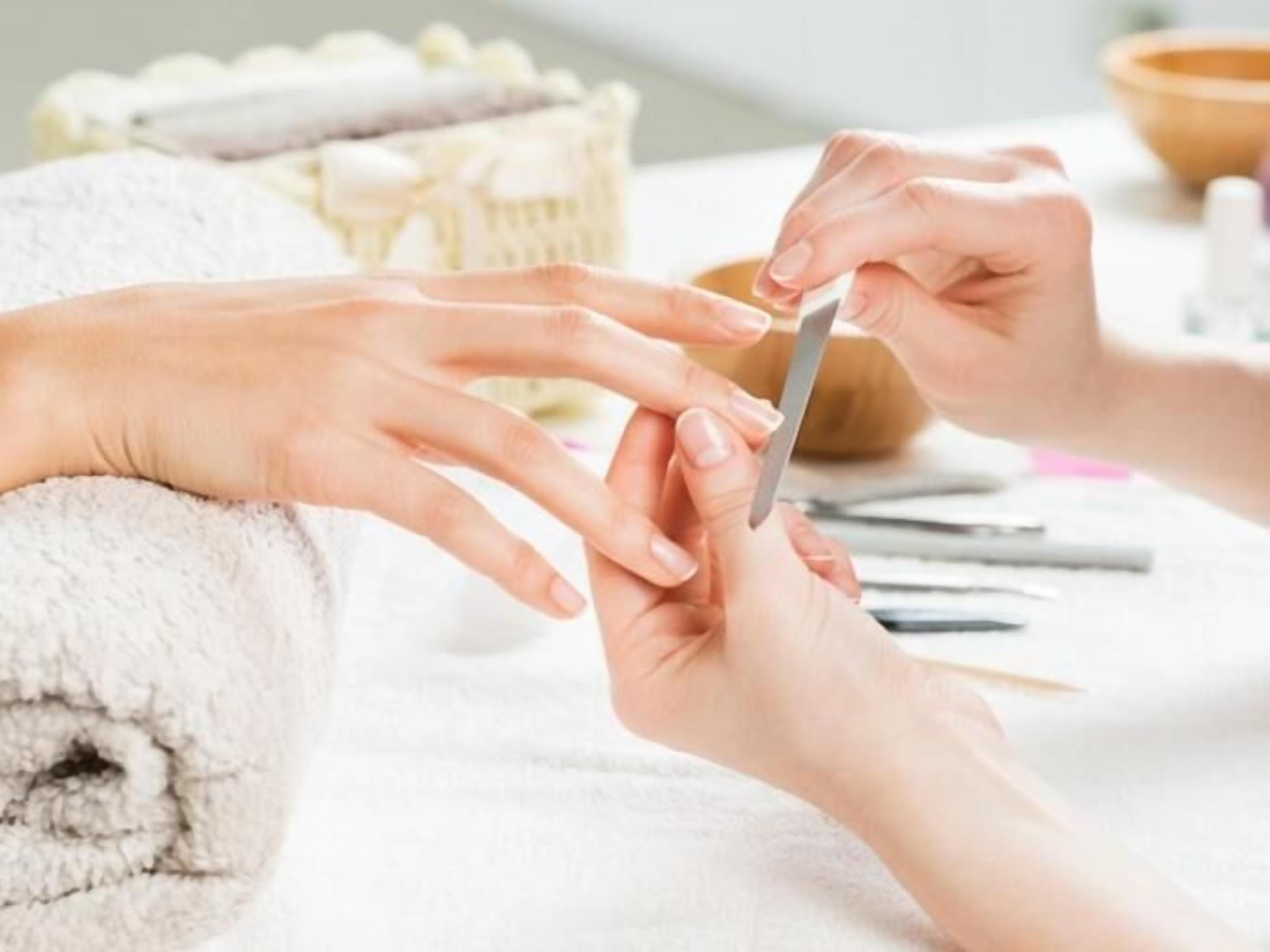 Nærbillede af hænder, der får manicure.