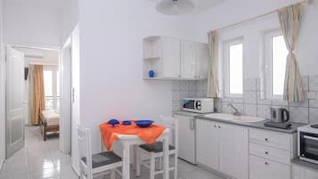 Apartamento clássico | Cozinha privada | Geladeira, micro-ondas, fogão, cooktop