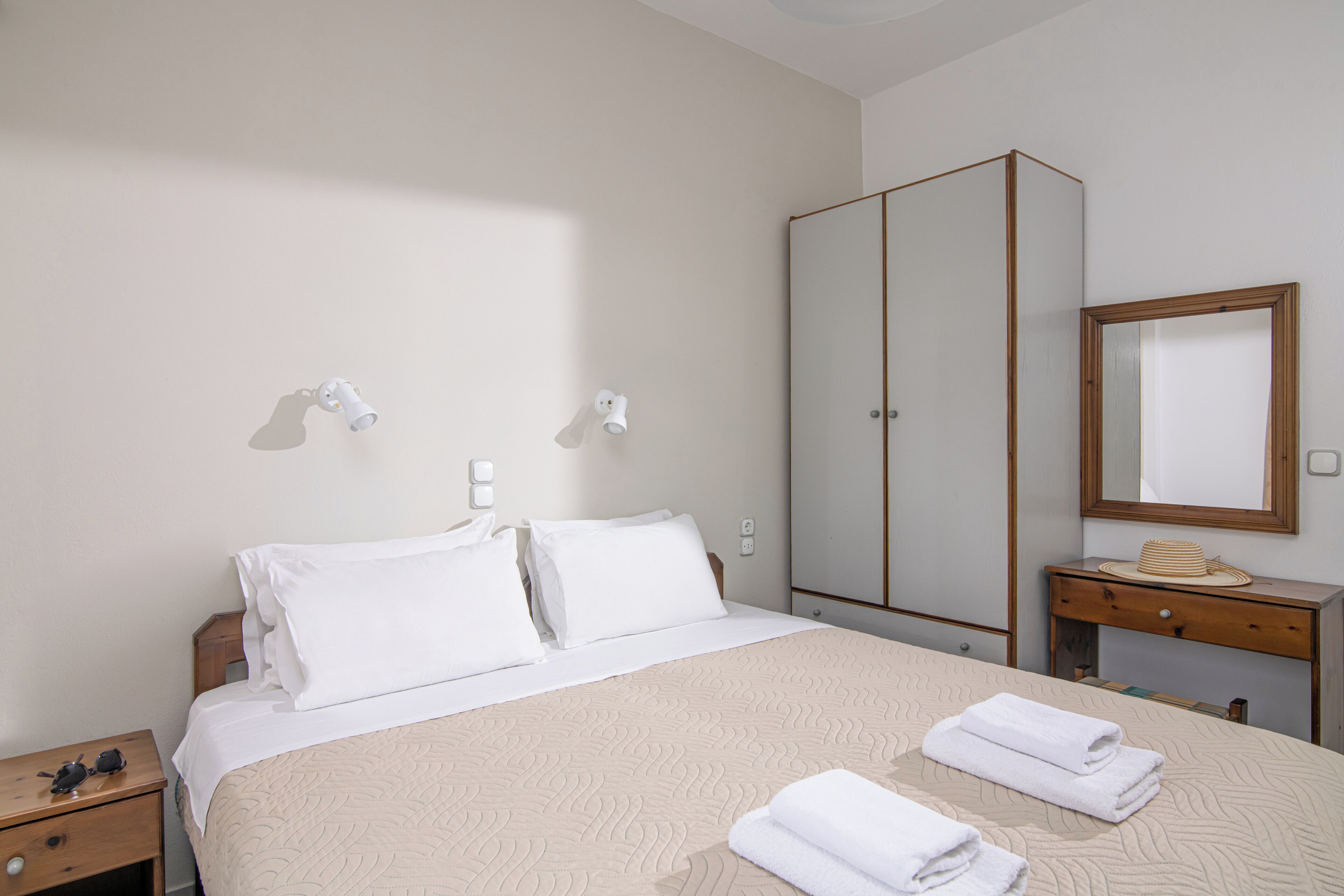 1 quarto, cofres nos quartos, escrivaninha