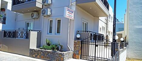 Vista frontal de la propiedad