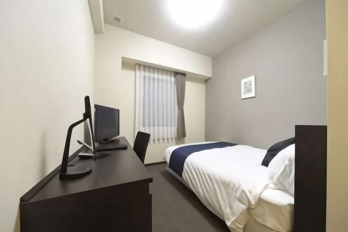 Escritorio, tabla de planchar con plancha, wifi gratis y ropa de cama