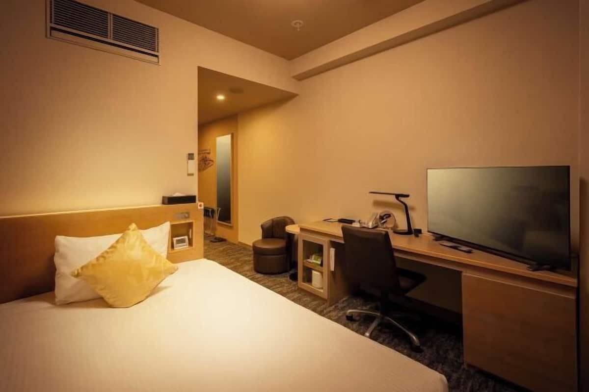 Escritorio, tabla de planchar con plancha, wifi gratis y ropa de cama