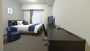 A hotel room with a bed, a desk with a computer, a chair, and a picture on the wall. - Shizutetsu Hotel Prezio Numazu (Numazu)
