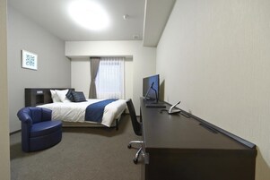 Escritorio, tabla de planchar con plancha, wifi gratis y ropa de cama 