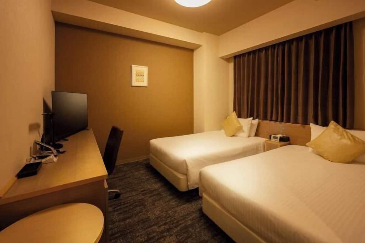 Escritorio, tabla de planchar con plancha, wifi gratis y ropa de cama