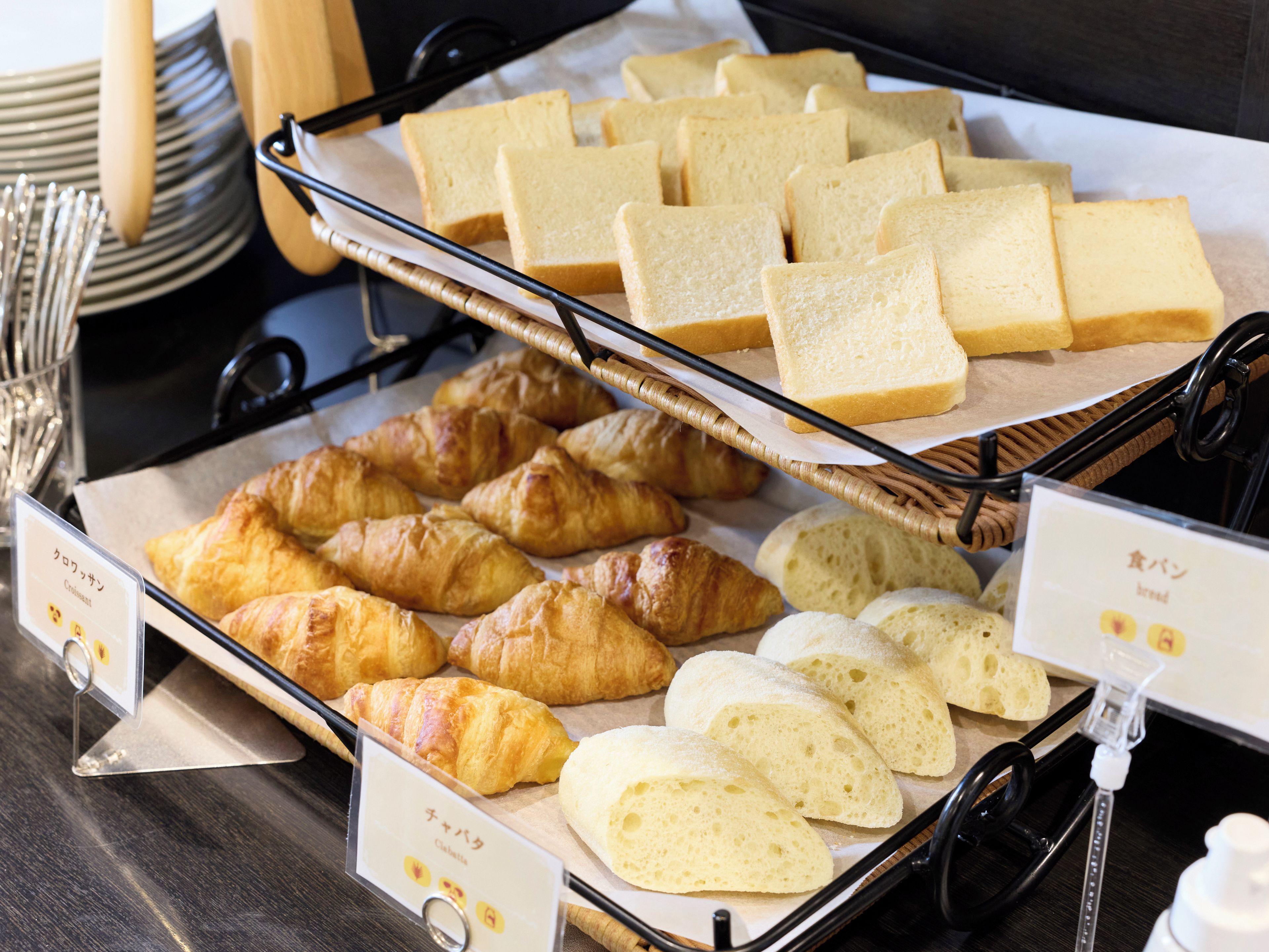 Una vitrina de panadería con panes y cruasanes.