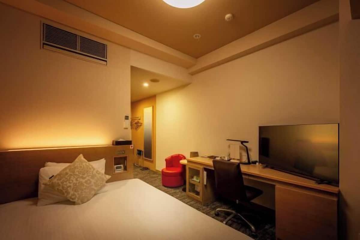 Escritorio, tabla de planchar con plancha, wifi gratis y ropa de cama