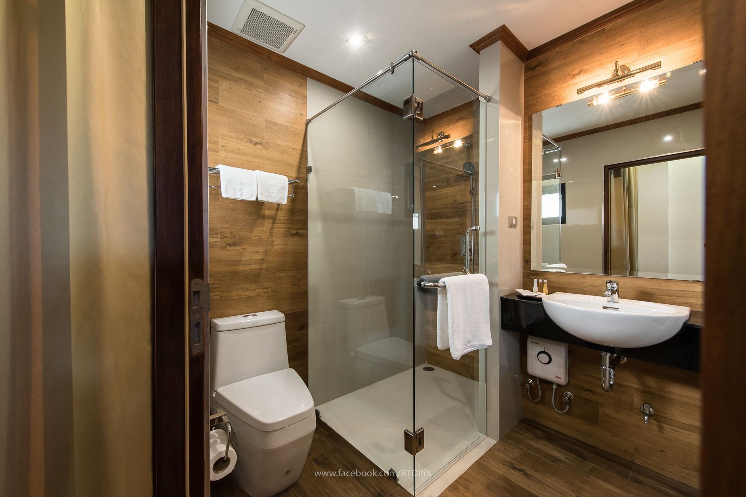 Shower, hydromassage showerhead, free toiletries, hair dryer