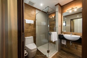 Shower, hydromassage showerhead, free toiletries, hair dryer - Lanna Tree Boutique Hotel (Chiang Mai)