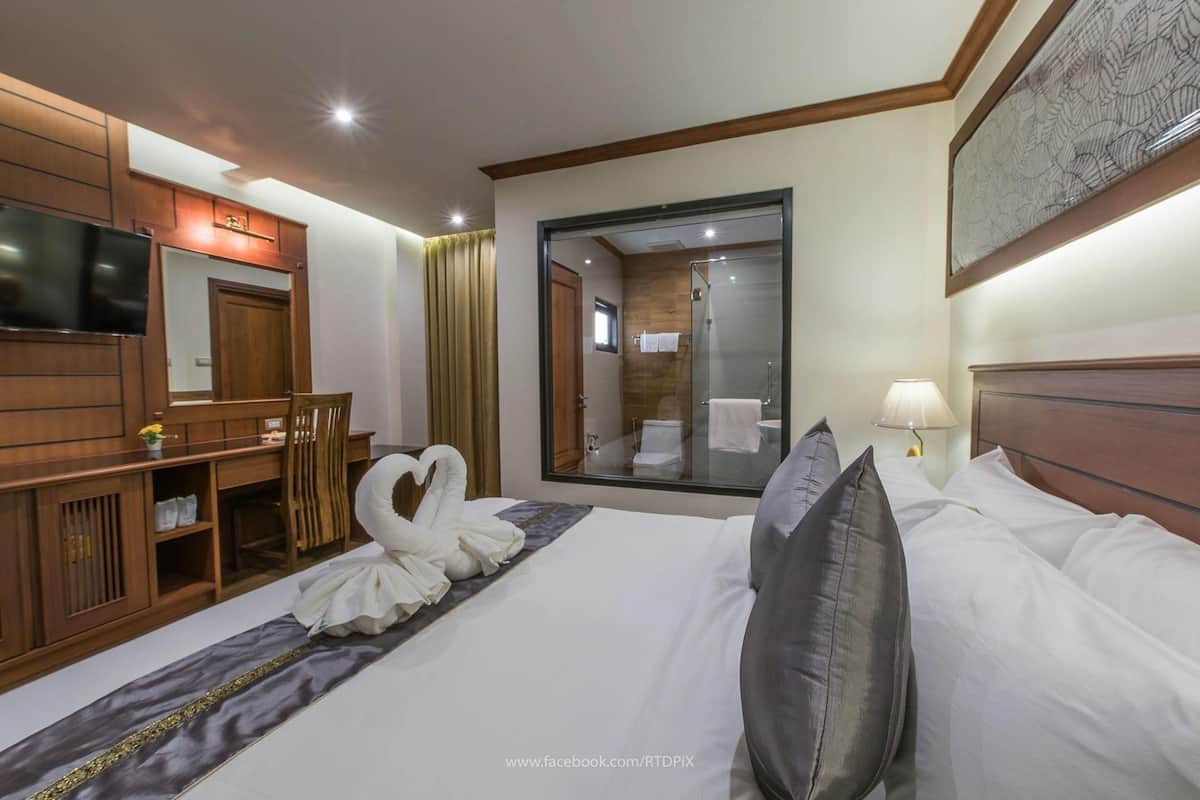 Deluxe Double Room, 1 King Bed | Minibar, in-room safe, individually furnished, desk