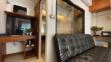 Kamar Double Deluks, di pinggir kolam renang | Area keluarga | Televisi layar datar 32-inci dengan saluran TV kabel dan TV