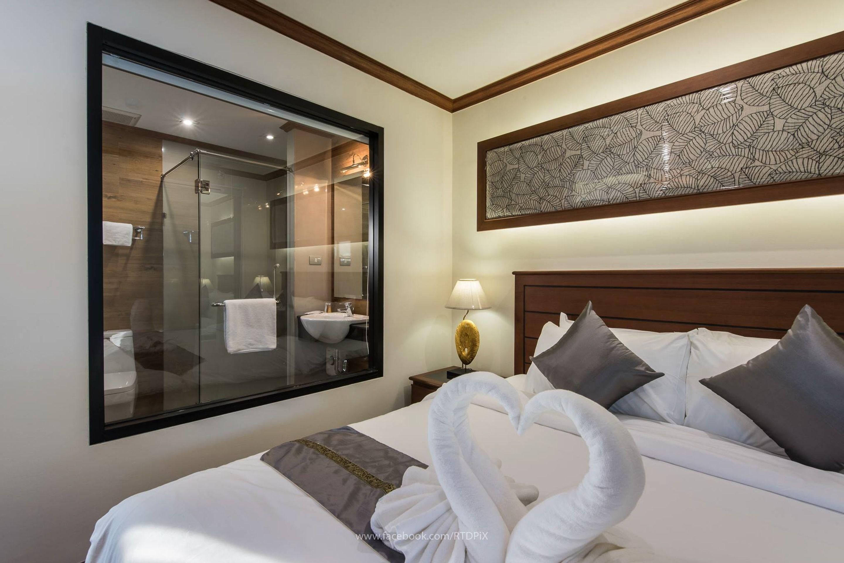 Minibar, caja de seguridad en la habitación y muebles diferentes 