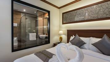 Minibar, brankas, dan dilengkapi dengan perabotan berbeda-beda