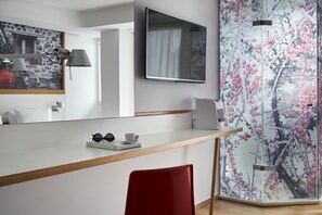 Urban Deluxe Room | Premium bedding, minibar, in-room safe, desk - Olive Green Hotel (Heraklion)