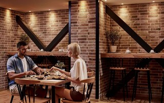 2 间餐厅，供应早餐、午餐和晚餐，地中海菜