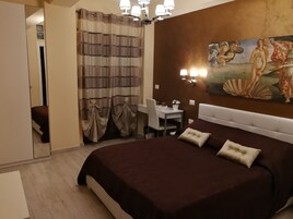 Comfort Room, 1 Double Bed | Minibar, in-room safe, individually decorated, desk