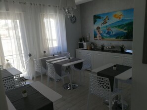 Colazione a buffet, servita tutte le mattine (10 EUR a persona) 