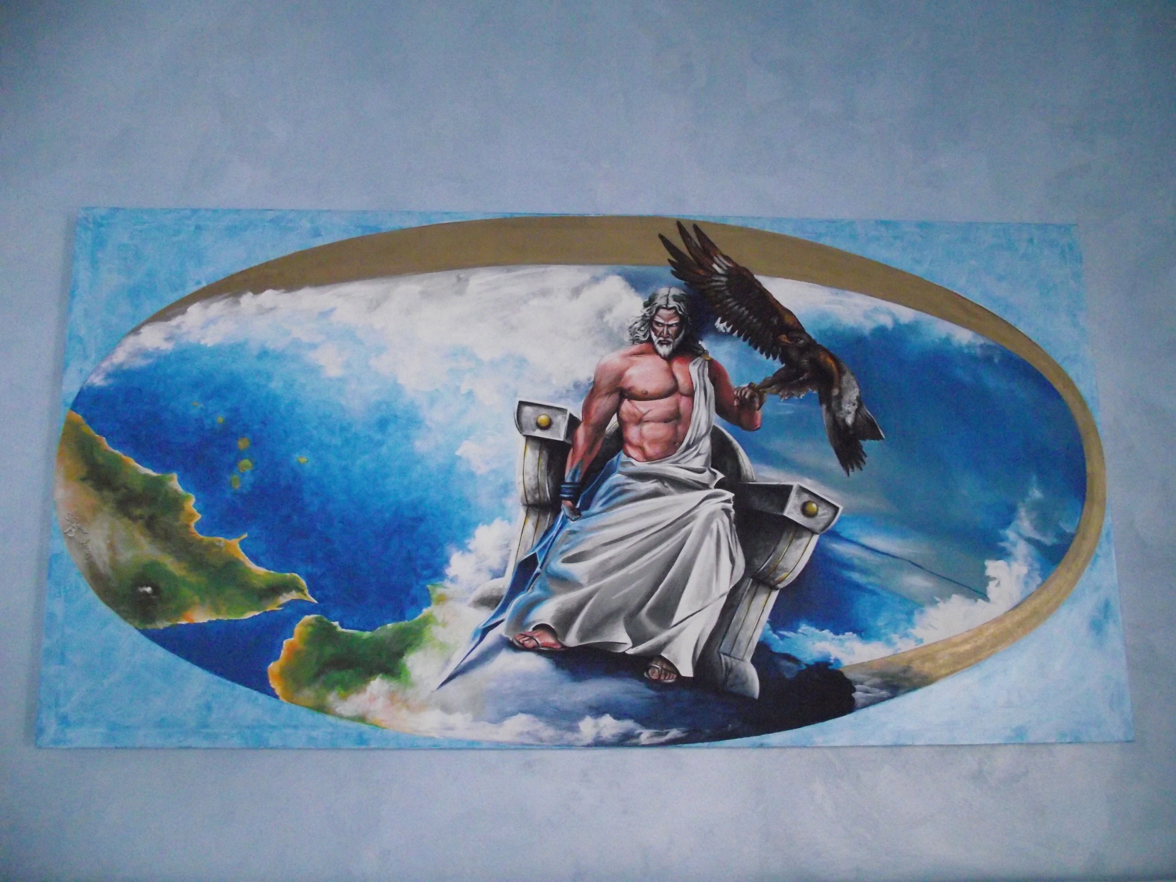 Een muurschildering van een gespierd figuur met een vogel op een schild, voor een achtergrond van blauwe lucht en wolken.