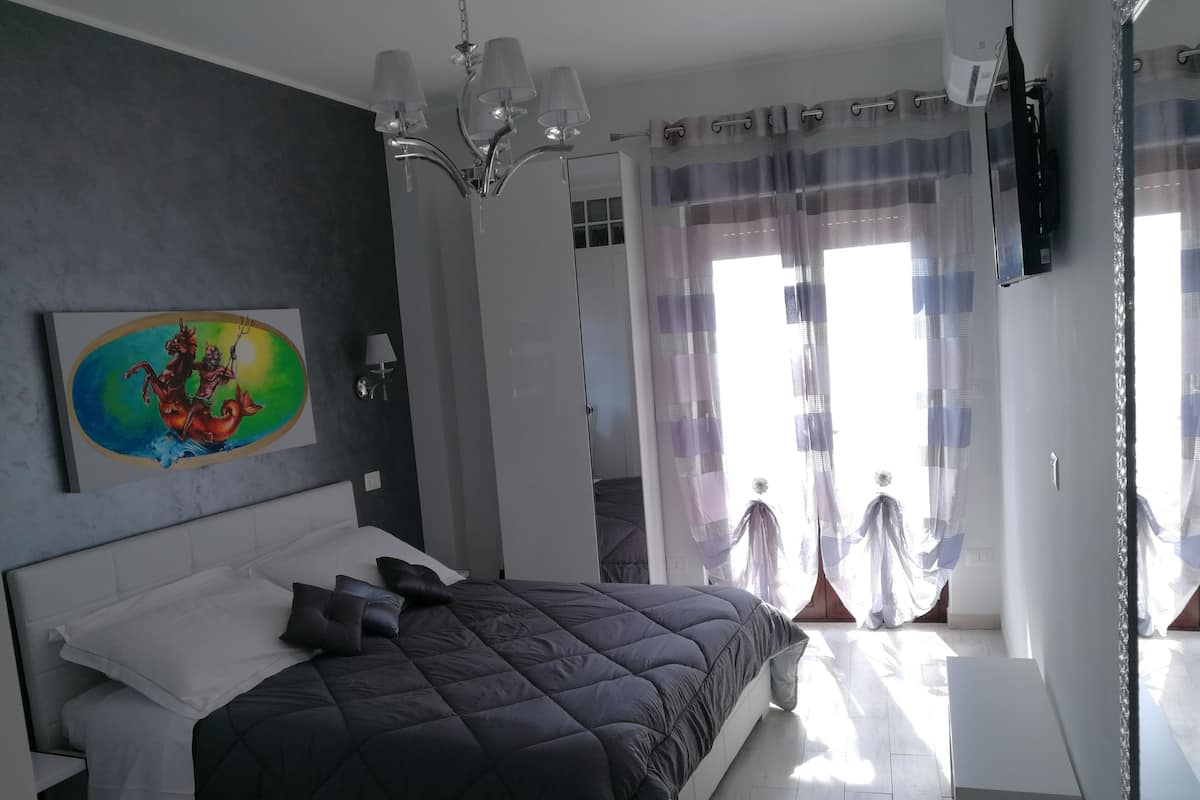 Panorama kamer | Een minibar, een kluis op de kamer, individueel gedecoreerd, een bureau