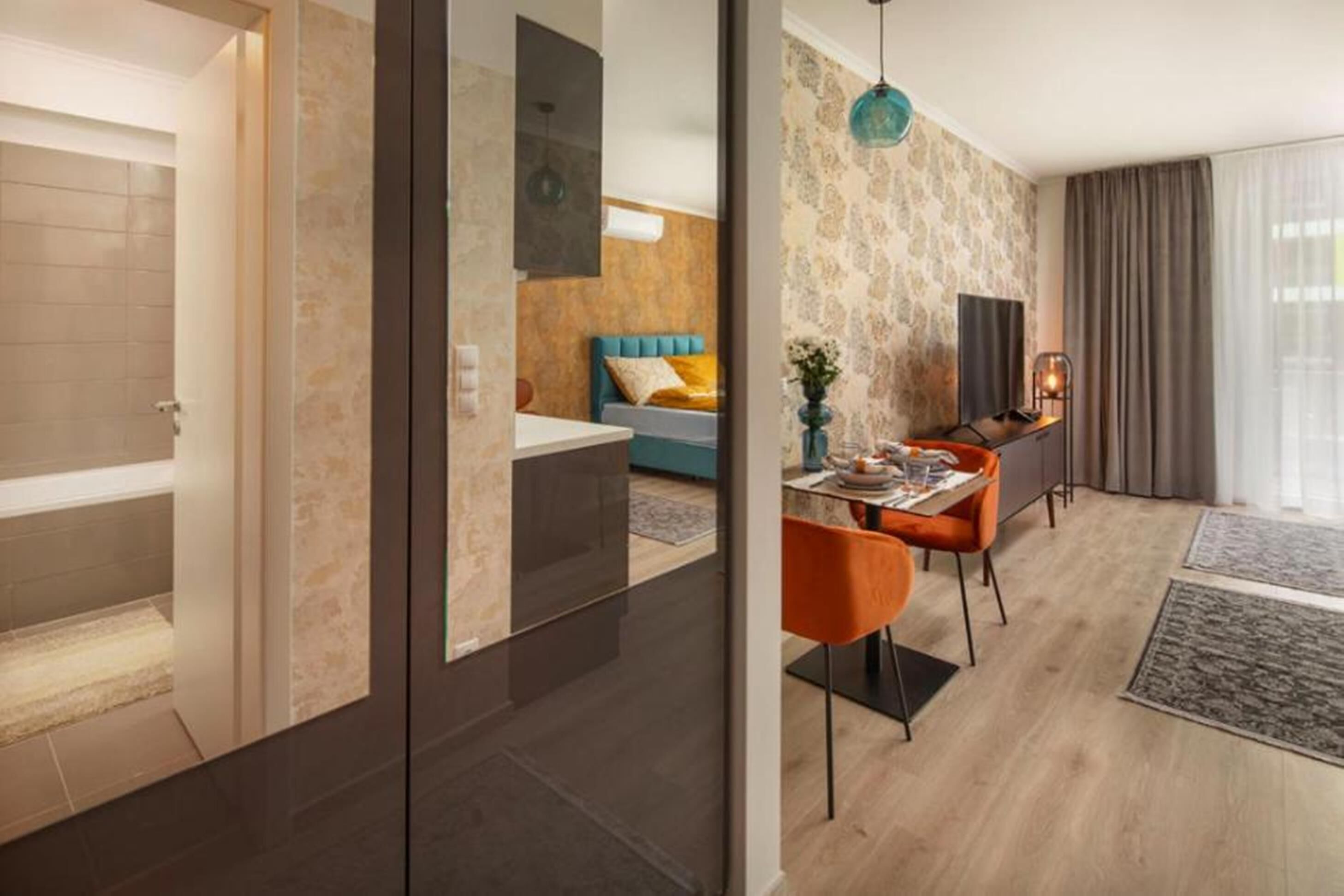 Estudio Deluxe | Muebles diferentes, cortinas blackout y tabla de planchar con plancha 