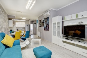 Apartament superior, 2 dormitoris, vistes al jardí | Sala d'estar | Televisor