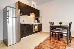 Superior One Bedroom Apartment | Eget kök | Kylskåp, mikrovågsugn, ugn och spishäll