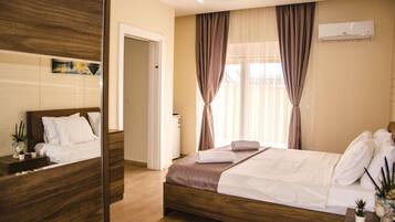 Comfort-Penthouse, 1 Doppelbett und Schlafsofa, Terrasse, Bergseite | Schallisolierte Zimmer, Bügeleisen/Bügelbrett, kostenloses WLAN