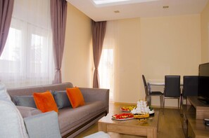Comfort Penthouse, 1 Double Bed with Sofa bed, Terrace, Mountainside | Living room | 40-inch flat-screen TV with satellite channels, LCD TV - Flamingo Residence (Konyaalti)